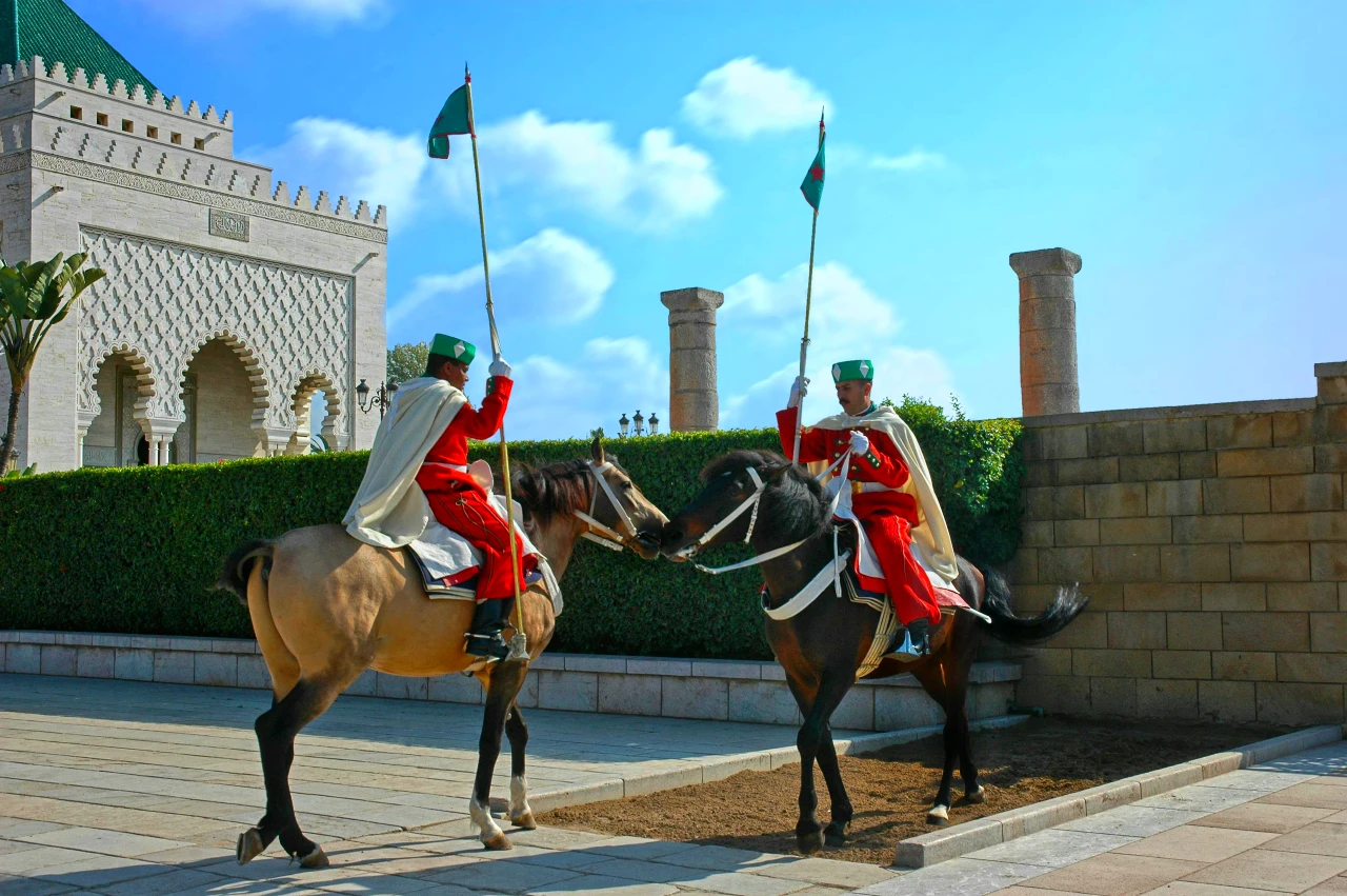 deux gardes royaux à cheval près du mausolée de Rabat